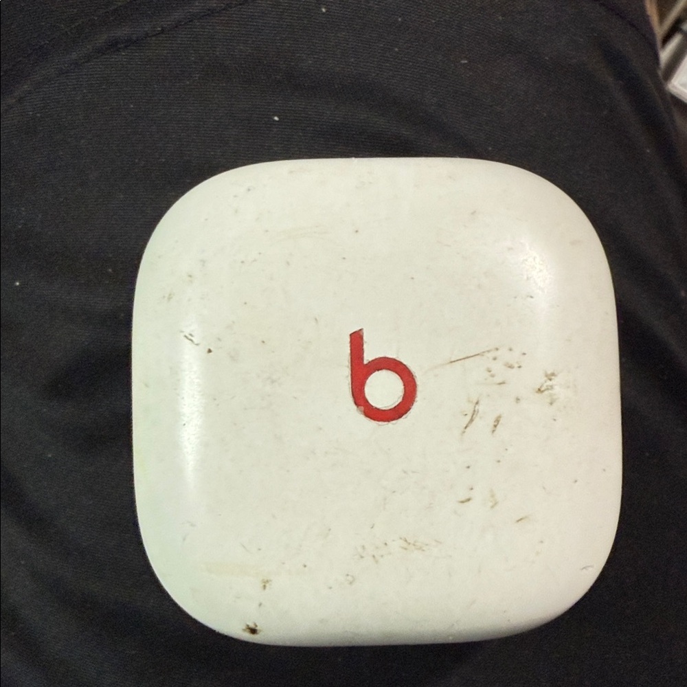 Beats by Dre Earbud Case in White with Red Accent
